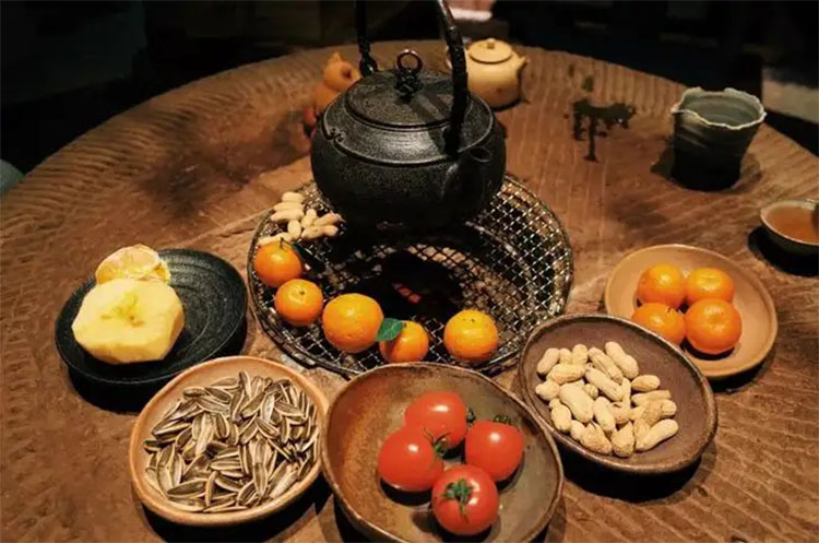 圍爐煮茶：起一爐火，煮兩碗茶，聊三餐四季，話五谷豐登(圖1)